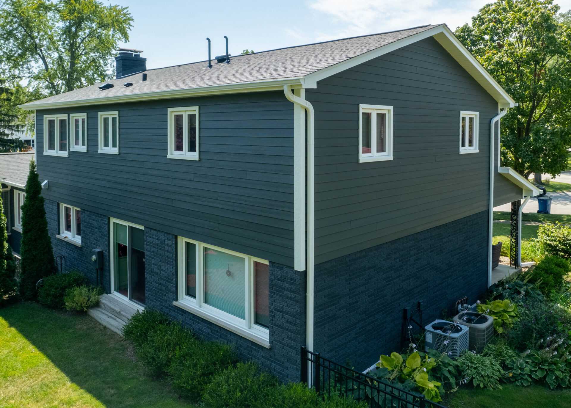 Roof Owens Corning Onyx Black - Siding James Hardie Iron Gray