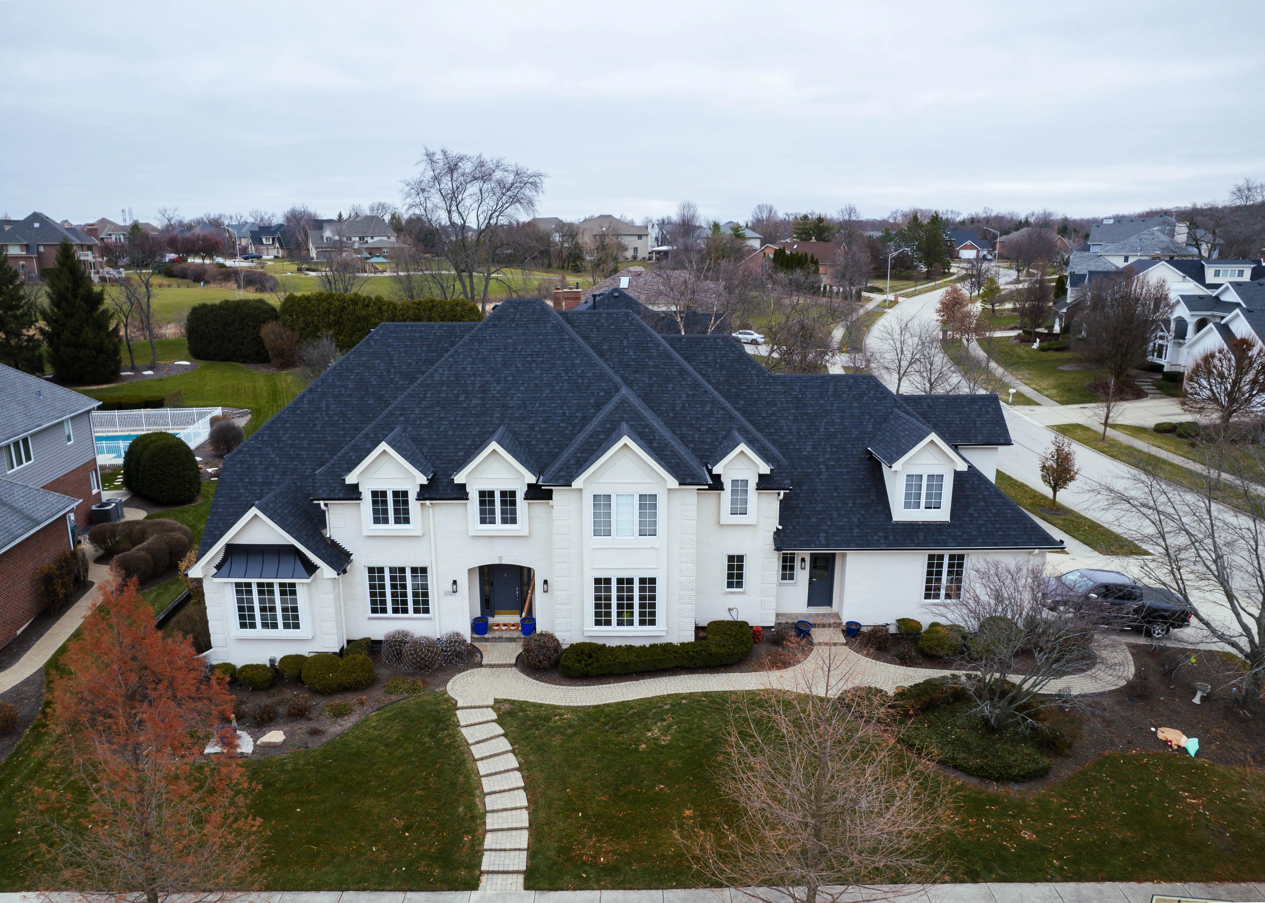Modern roofing Illinois. Onyx black shingles roofing