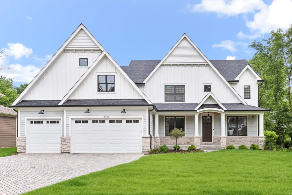 1 Roof Owens Corning Midnight Black - Siding James Hardie Artic White