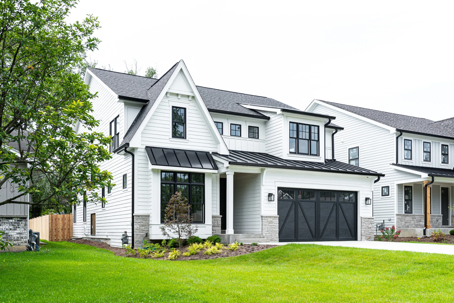 14 Roof Owens Corning Onyx Black - Siding James Hardie Artic White