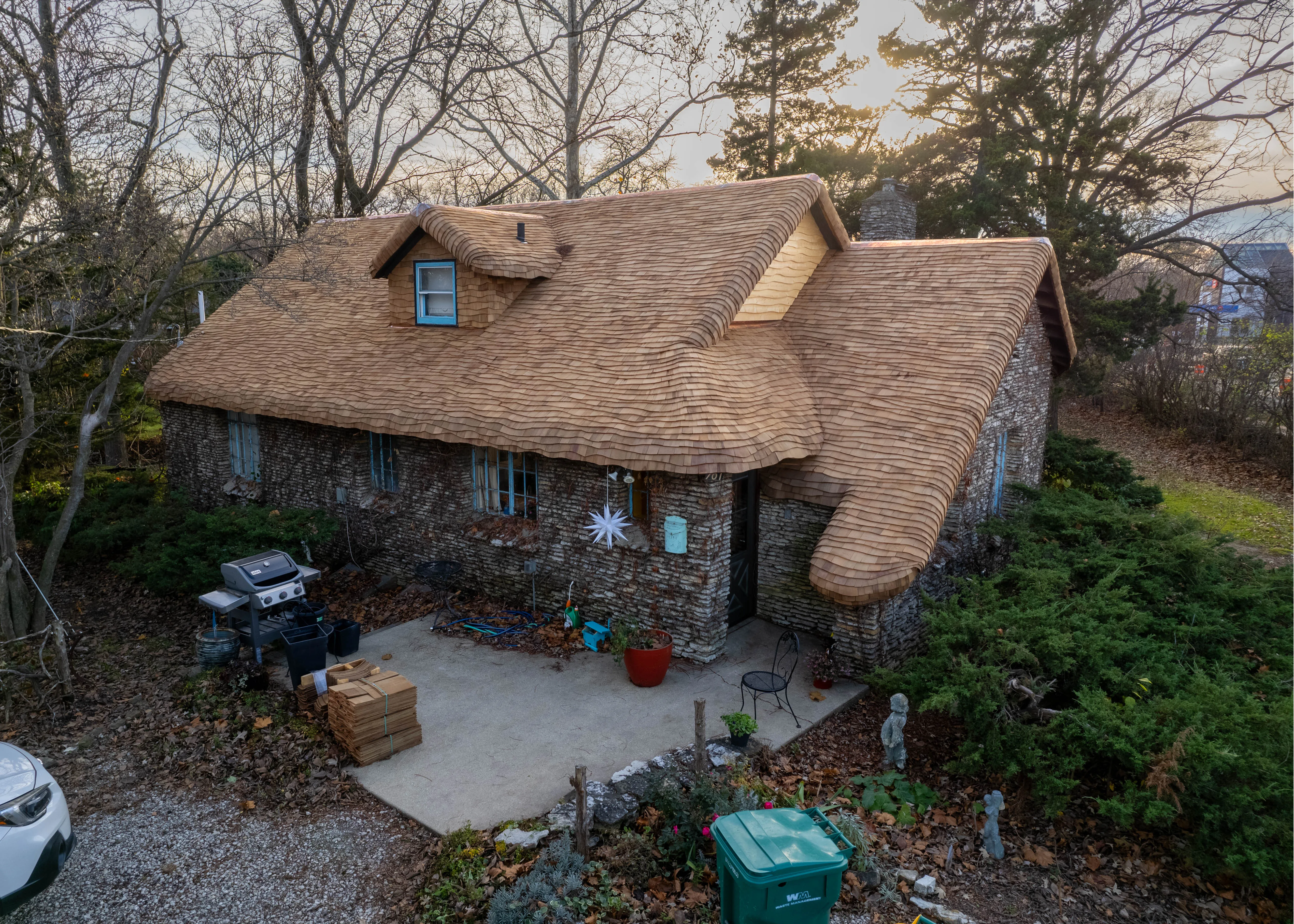 Modern eco friendly exteriors Illinois. Cedar shake roofing siding