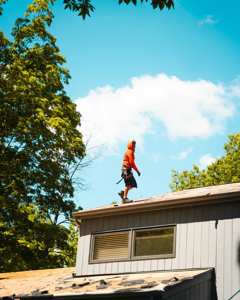 Roofing Illinois. Roofing worker